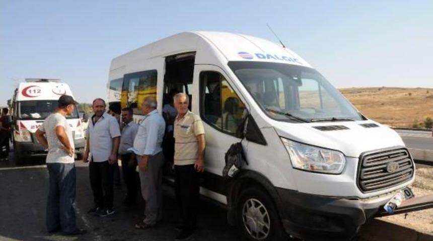 Gaziantep'te Iş&ccedil;i Servisleri &Ccedil;arpıştı: 6 Yaralı