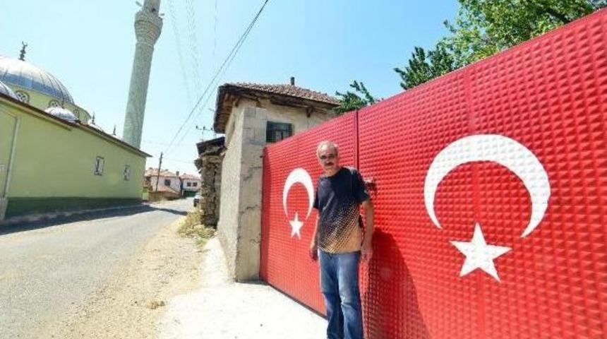 Bu K&ouml;yde Her Evin Duvar Ve Kapısı T&uuml;rk Bayrağı&nbsp;Ile Boyanıyor