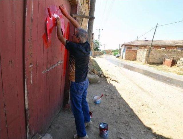 Bu Köyde Her Evin Duvar Ve Kapısı Türk Bayrağı Ile Boyanıyor