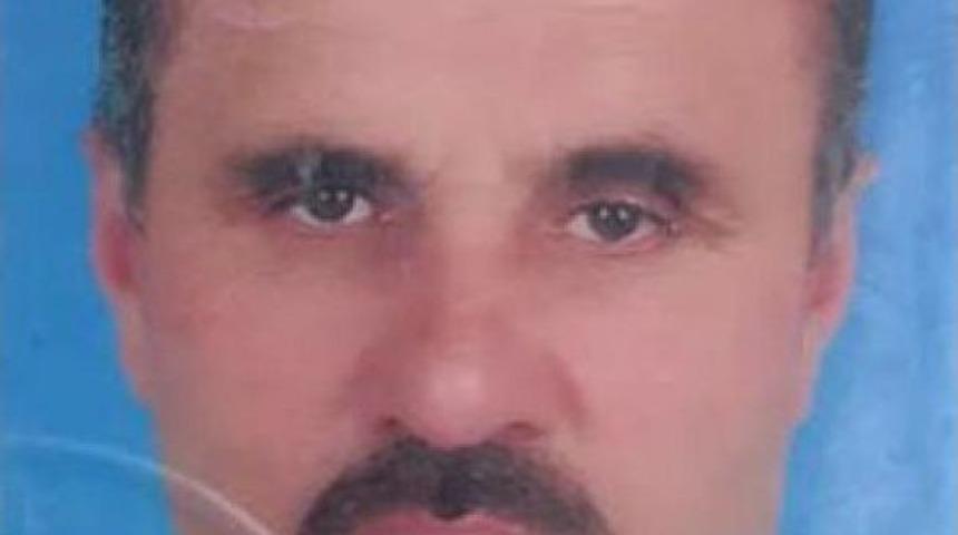 Hafif Ticari Ara&ccedil; Emniyet Şeridinde Duran Tır'ın Altına Girdi: 4 &Ouml;l&uuml;,1 Yaralı