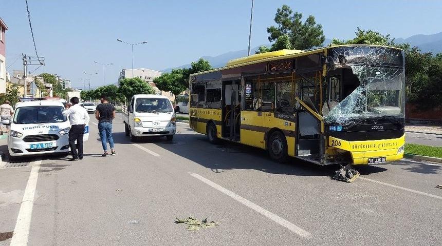 Hızını Alamayan Otob&uuml;s Eve Daldı