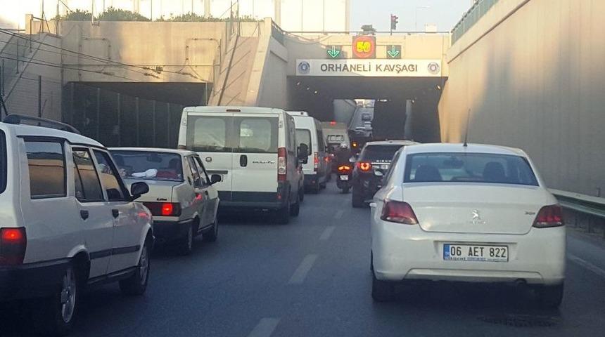 Makara Yüklü Kamyon Alt Geçide Sıkıştı