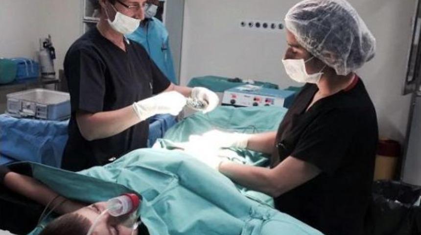 Doktor Nursel Atasoy, G&uuml;nde 15 &Ccedil;ocuğu S&uuml;nnet Ediyor