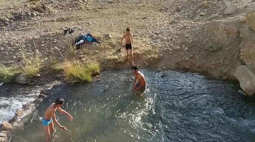 Sıcaktan Bunalan &Ccedil;ocuklar Derede Serinliyor