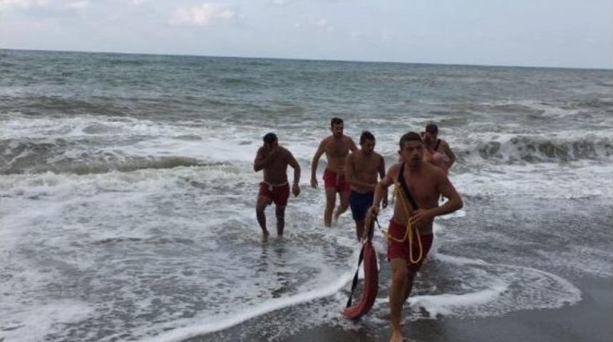 Dalgaların Arasında Kalan 2 Gen&ccedil; Son Anda Kurtarıldı