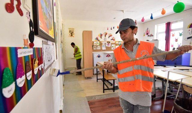 Muratpaşa Belediyesi 67 Okulda Bakım-onarım Yapıyor