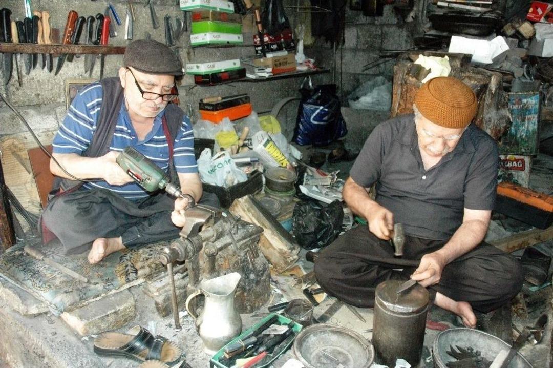 Kurbana Sayılı G&uuml;nler Kala &rsquo;&ouml;kkeş Bı&ccedil;akları&rsquo; Tezgahlarda Yerini Aldı