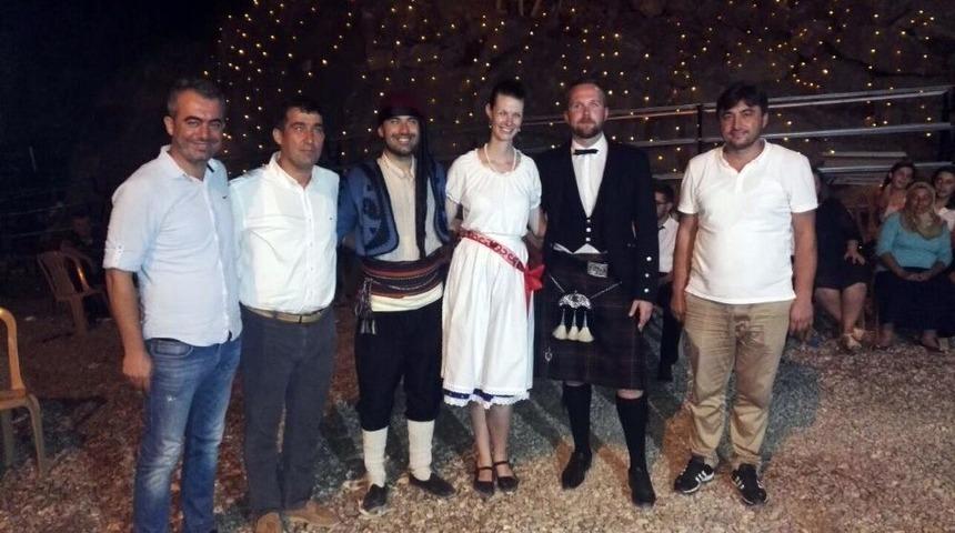 Macar Geline Y&ouml;resel Kıyafetlerle D&uuml;ğ&uuml;n