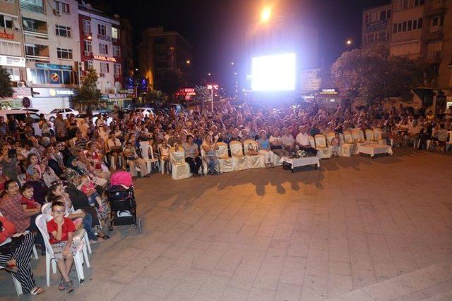 Burhaniye’de Halk Oyunları Şenliği İlgi Gördü