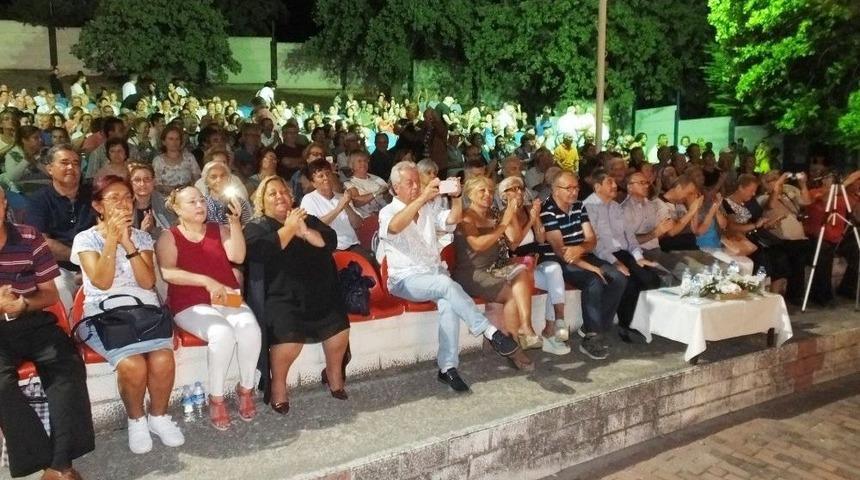 Burhaniye’de Gönül Dostları Konseri Coşturdu