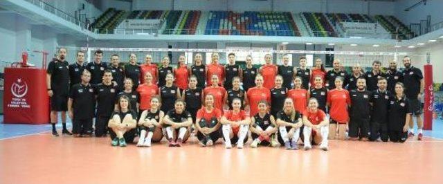 Kadın Voleybolcular 2 Dünya Şampiyonası'na Bursa'da Hazırlanıyor