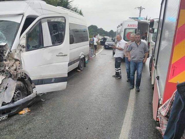 Fındık İşçilerini Taşıyan Minibüs, İş Makinesiyle Kafa Kafaya Çarpıştı: 15 Yaralı