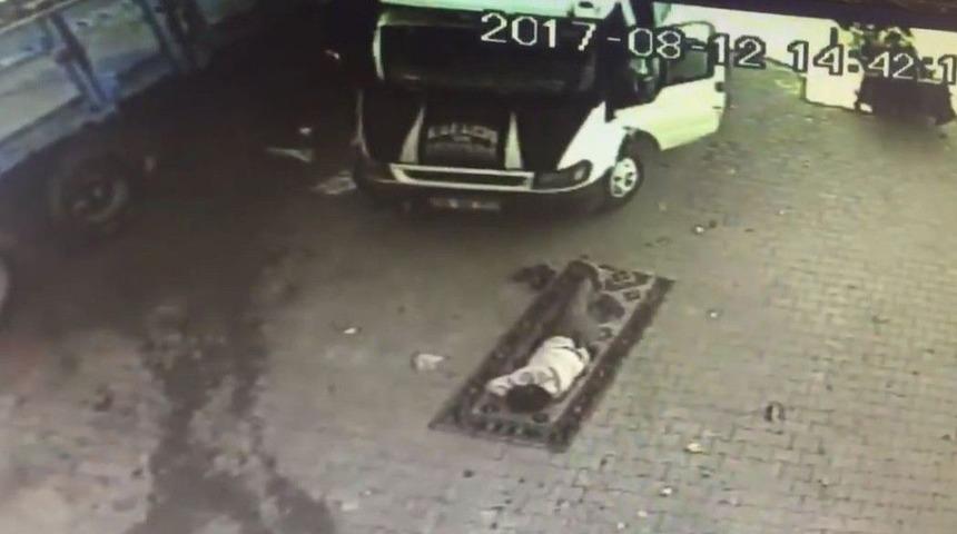 Uyurken &Uuml;zerinden Kamyonet Ge&ccedil;en Kişinin G&ouml;r&uuml;nt&uuml;leri G&uuml;venlik Kamerasında