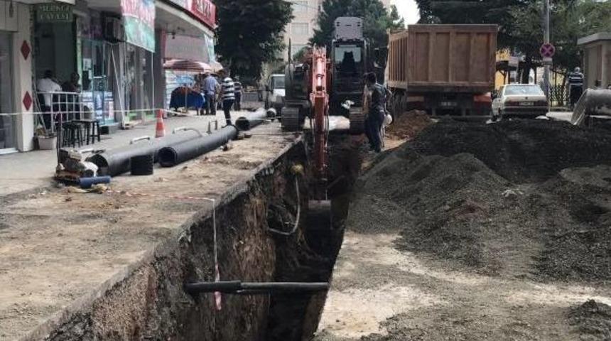 Toprak Altında Kalan Iş&ccedil;iyi Arkadaşları Kurtardı