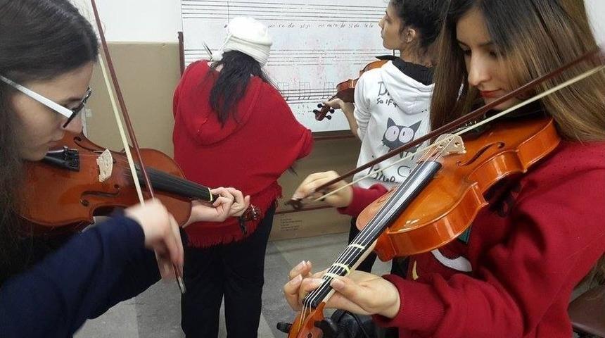 M&uuml;zik Enstr&uuml;manları Eğitimine 200 Kişi Katılıyor