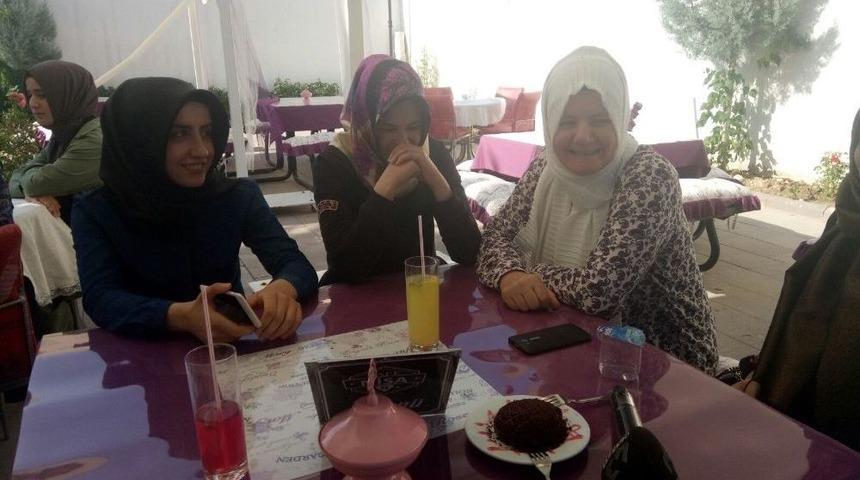 Bu Kafe Sadece Bayanlar İ&ccedil;in