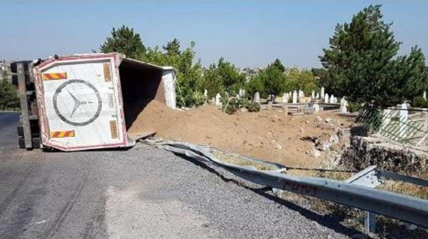 Kum Y&uuml;kl&uuml; Kamyon Mezarlığa Devrildi: 2 Yaralı