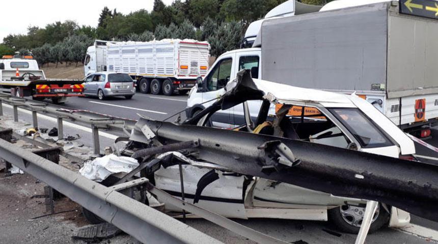 TEM'de korkunç kaza: Bariyerlere ok gibi saplandı!