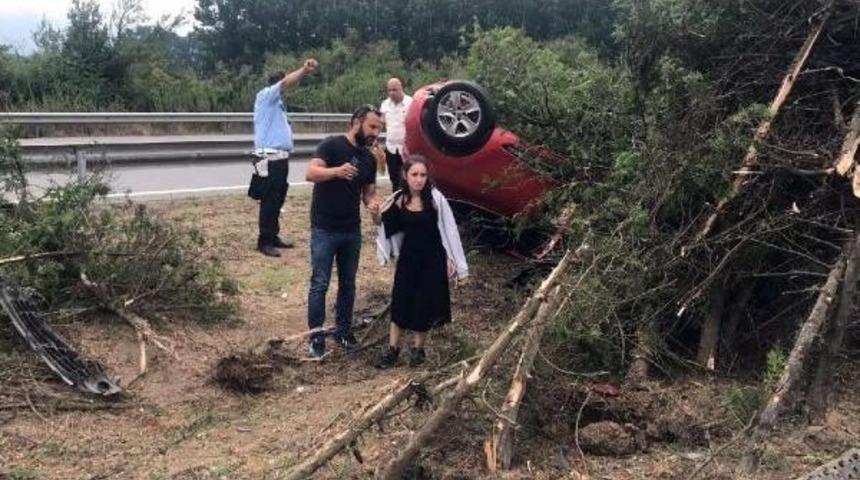 Tem'de Otomobil Yoldan &Ccedil;ıkıp Takla Attı: 2 Yaralı