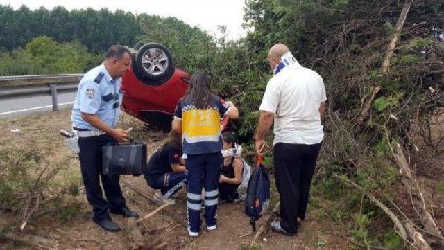 Tem'de Otomobil Yoldan Çıkıp Takla Attı: 2 Yaralı