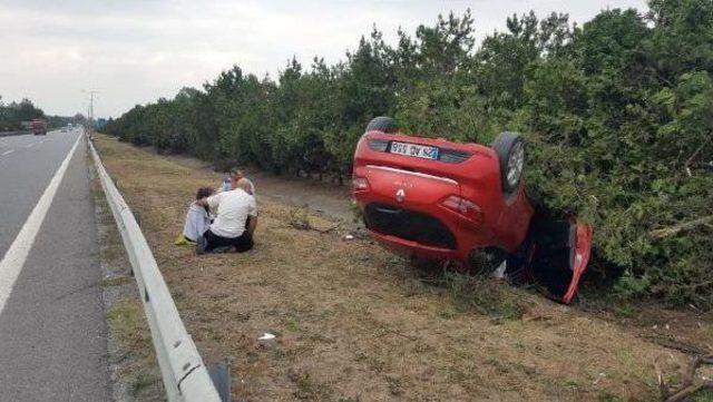 Tem'de Otomobil Yoldan Çıkıp Takla Attı: 2 Yaralı