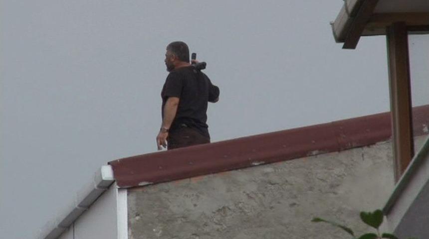 Esenyurt&rsquo;ta Binanın &Ccedil;atısına &Ccedil;ıkan Şahıs Pompalı T&uuml;fekle Rastgele Ateş A&ccedil;tı