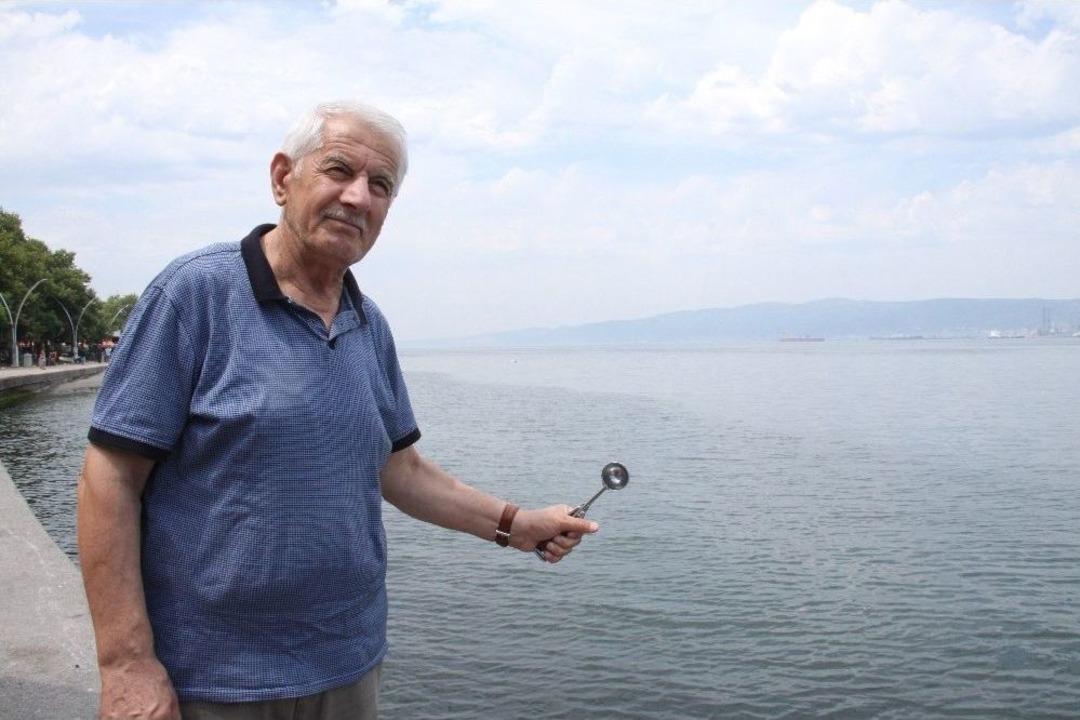 Deprem Enkazından &Ccedil;ıkan Dondurma Kaşığı 3 Kuşağın Ellerinde