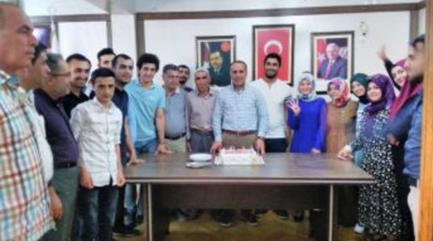 Kayapınar Teşkilatı Ak Parti&rsquo;nin 16&rsquo;ncı Kuruluş Yıld&ouml;n&uuml;m&uuml;n&uuml; Kutladı