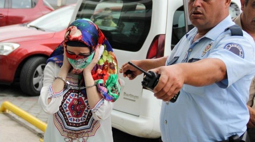 Mağazadan Eşarp &Ccedil;aldığı İddia Edilen Kadın &Ouml;ğretmene G&ouml;zaltı