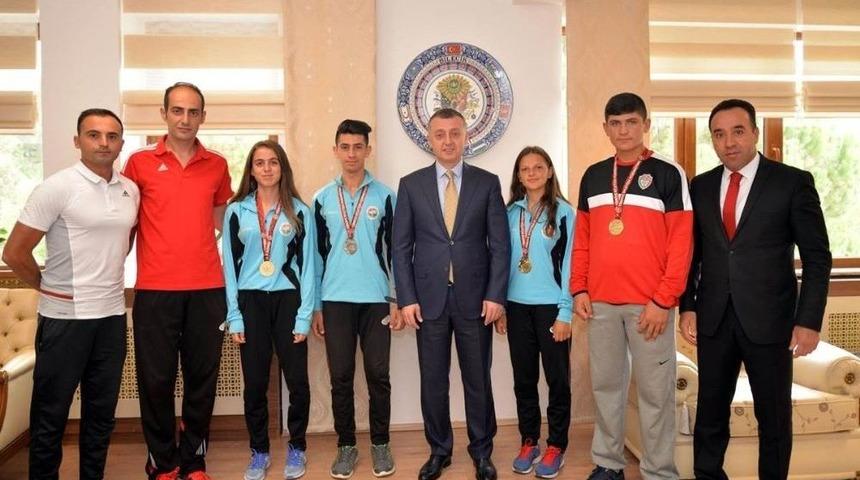 Vali B&uuml;y&uuml;kakın Başarılı Atletlerde Bir Araya Geldi