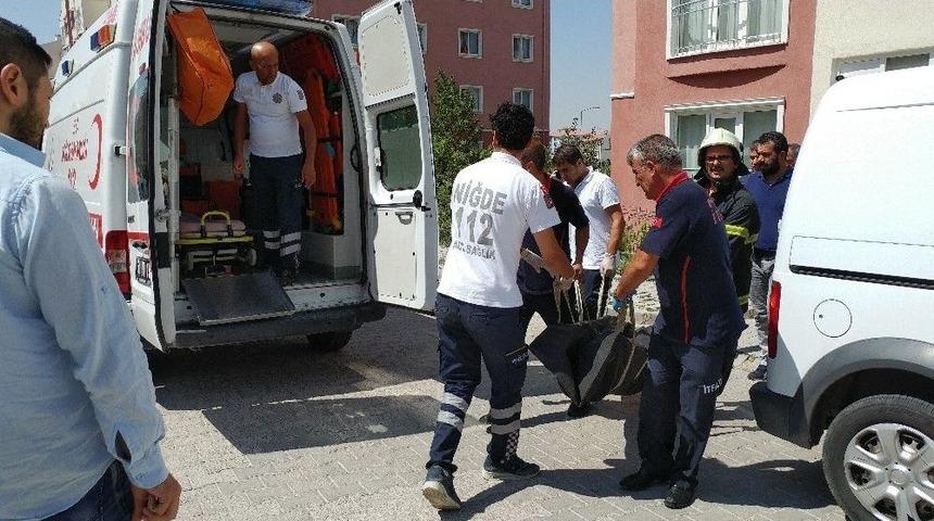 Doğalgaz Borusuna Asarak İntihar Etti