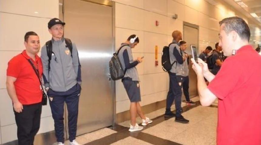 Kjaer'i De Kadrosunda Bulunduran Sevilla İstanbul'a Geldi (Fotoğrafları)