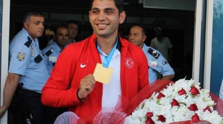 Kayserili D&uuml;nya Şampiyonu Ok&ccedil;uya Coşkulu Karşılama