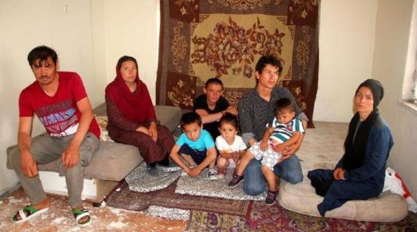 Sokakta Yaşayan 9 Kişilik Afgan Aileye Esnaf Destek Oldu