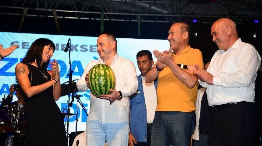 Konserde Karpuzlu Doğum Günü Sürprizi