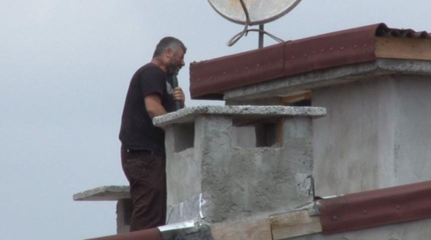 Esenyurt&rsquo;ta Pompalı T&uuml;fekle Binanın &Ccedil;atısına &Ccedil;ıkan Şahıs Polis Tarafından Yakalandı