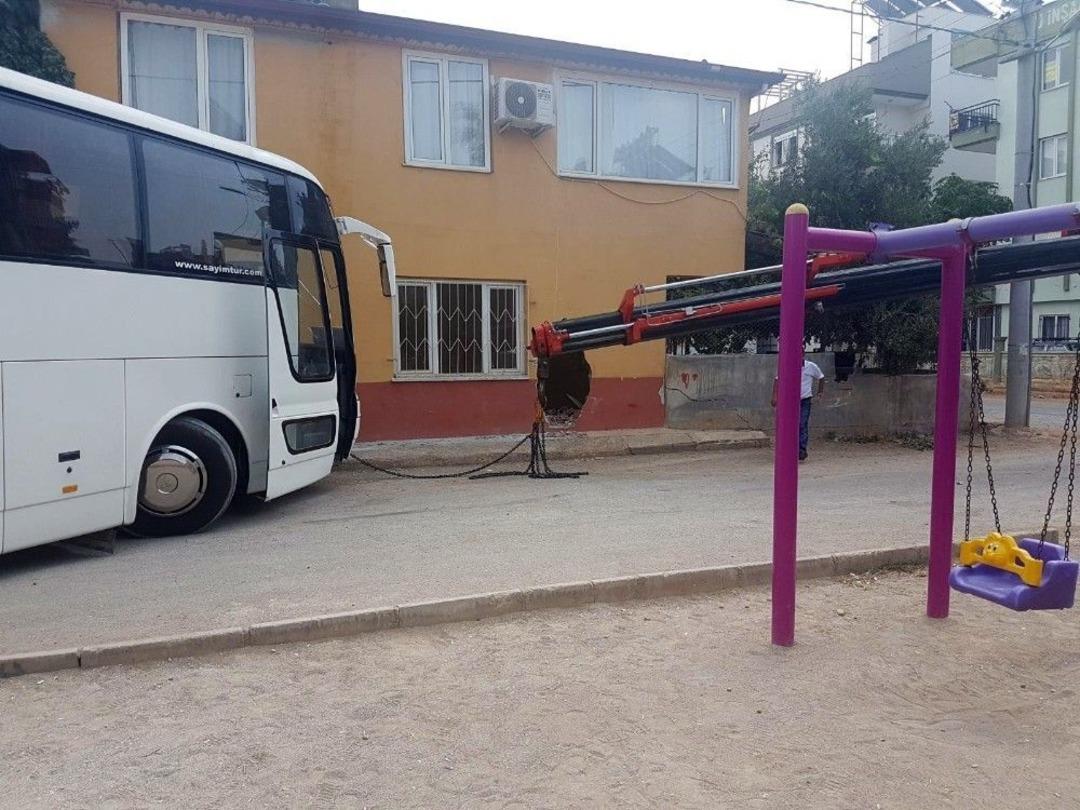 Otob&uuml;s &Ouml;nce Eve Sonra &Ccedil;ocuk Parkına Girdi