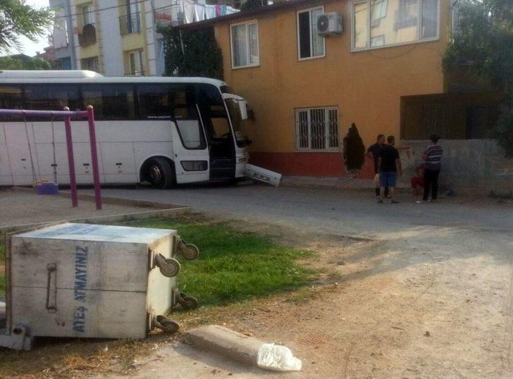 Otobüs Önce Eve Sonra Çocuk Parkına Girdi G2