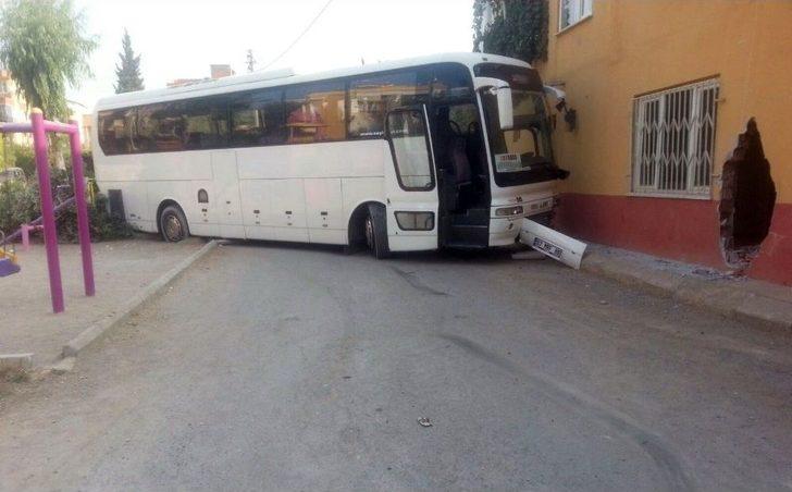 Otobüs Önce Eve Sonra Çocuk Parkına Girdi G3