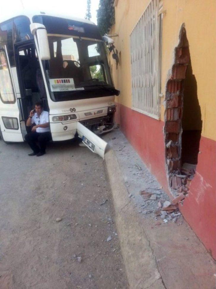 Otobüs Önce Eve Sonra Çocuk Parkına Girdi G4