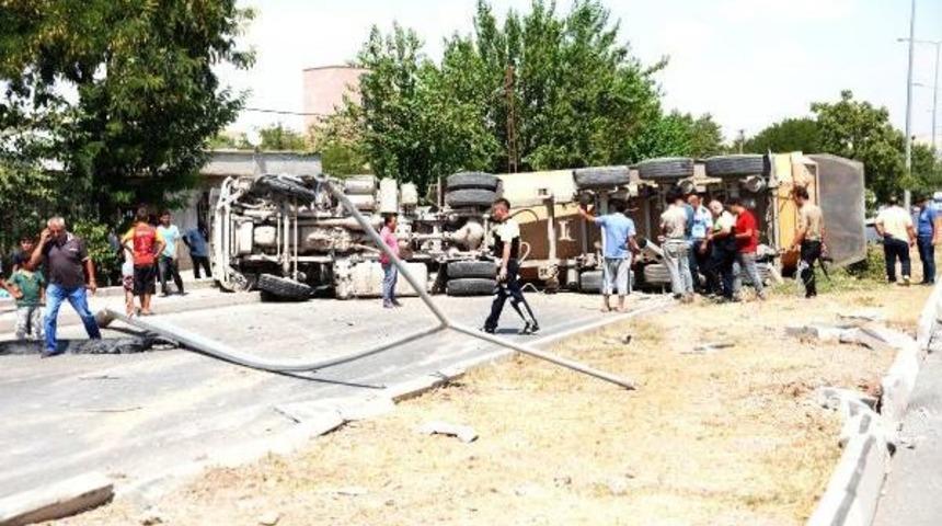 Diyarbakır'da Lastiği Patlayan Tır Yan Yattı