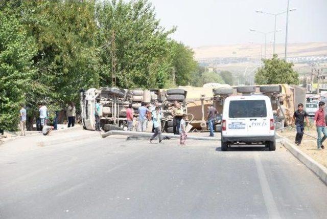 Diyarbakır'da Lastiği Patlayan Tır Yan Yattı