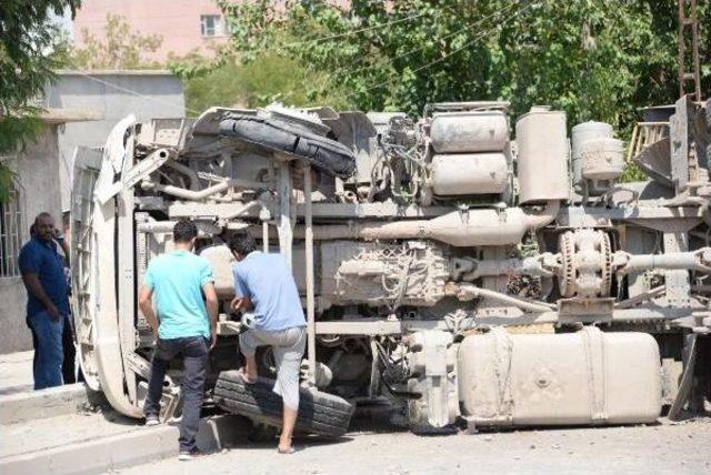 Diyarbakır'da Lastiği Patlayan Tır Yan Yattı