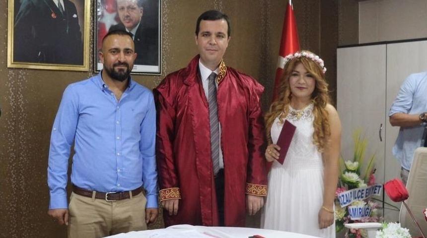Kayyum Cübbe Giyip Nikah Kıydı
