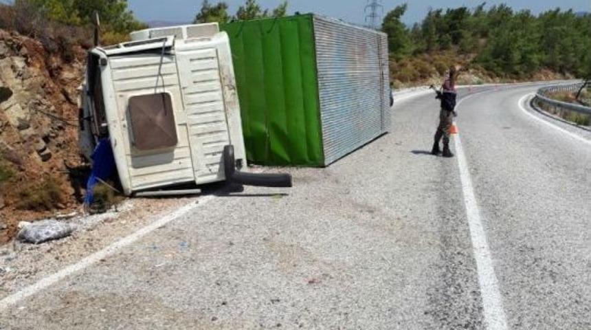 Virajı Alamayan Kamyon Şarampole Devrildi; 4 Yaralı