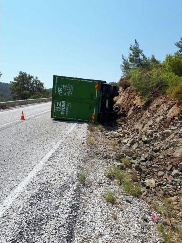 Virajı Alamayan Kamyon Şarampole Devrildi; 4 Yaralı