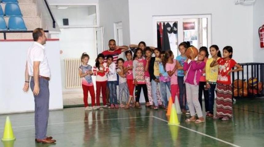 Aileleri Fındık Tarlalarında &Ccedil;ocukları Eğitimde