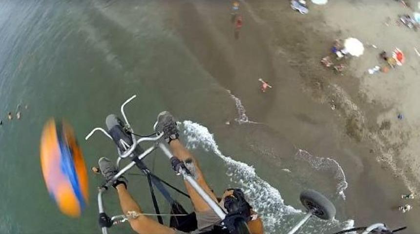 Plaj &Uuml;st&uuml;nde U&ccedil;an Paramotor, Atılan Topla Tehlike Ge&ccedil;irdi