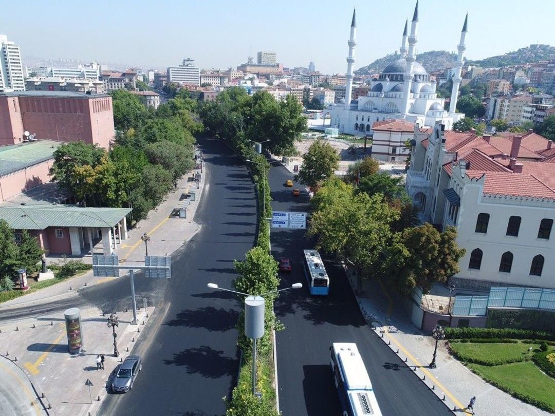 Ankara B&uuml;y&uuml;kşehir Belediyesi Yol Ve Asfalt &Ccedil;alışmalarına Hız Verdi