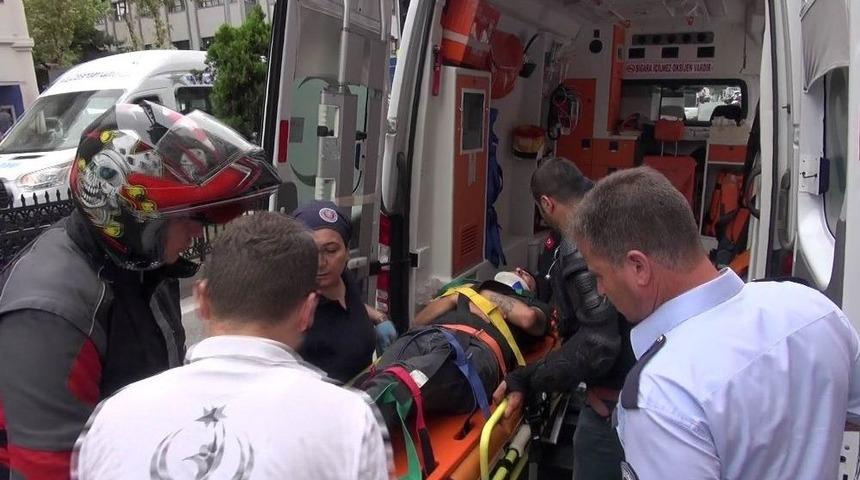 Park Halindeki Otomobile &Ccedil;arpan Kurye Yaralandı